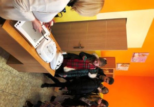 Spotkanie słuchaczy kierunku technik usług kosmetycznych z specjalistami z Wyższej Szkoły Inżynierii i Zdrowia z Warszawy. Przygotowanie produktów kosmetycznych - mydeł.rezentacja wyposażenia pracowni kosmetycznej.